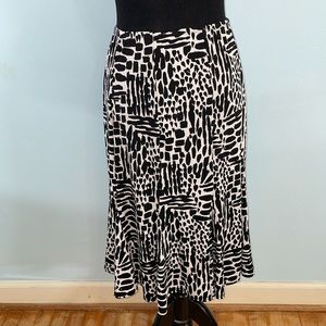 CHOICES Petite flared skirt. Size PM. Black and white abstract pattern. EUC. 😍